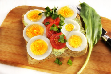 Toast mit Ei, Tomate und Bärlauch