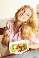 Obraz na płótnie Canvas pretty girl eating salad