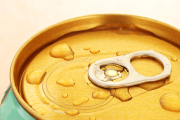 can pull top high angle view with water drops