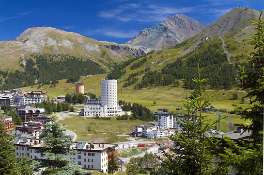 Sestriere - vista del paese e delle montagne