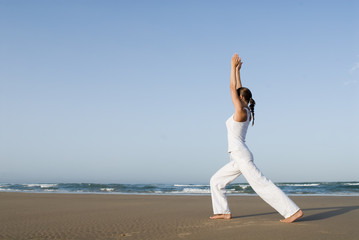 Obraz premium Frau macht Yoga am Strand