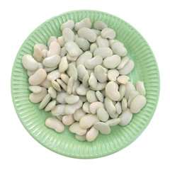 assiettée de fèves fraîchement écossées