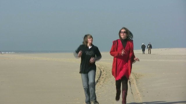 course sur la plage au ralenti