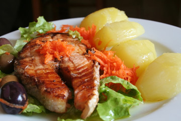 Salmão - Batatas cozidas - salmon - boiled potatoes - saumon