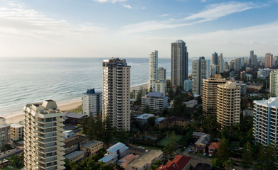 Fototapeta na wymiar Pejzaż z Gold Coast Beach Surf wieżowce obok