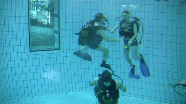 plongeurs en piscine