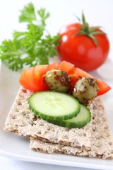 knäckebrot mit tomaten, gurken und oliven belegt