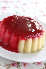 Pudding mit Kirschsoße