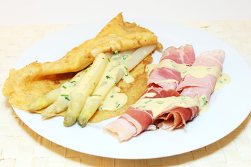 Spargel mit Pfannkuchen und Schinken