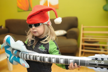 Kind mit Luftgitarre