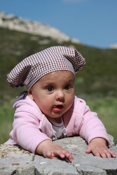 portrait b&eacute;b&eacute; portant un fichu proven&ccedil;al