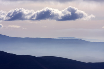 paisaje azul con nubes