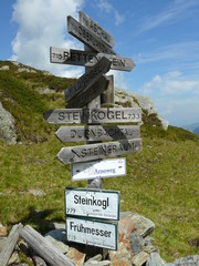 Wegweiser im Gebirge