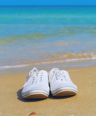 Obraz premium White shoes on a beach