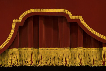Rideau-rouge-or-théâtre_2
