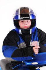 Junger Mann mit Motorroller