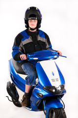 Junger Mann mit Motorroller