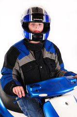 Junger Mann mit Motorroller