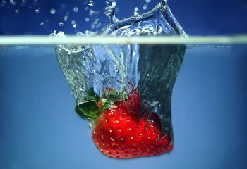 Türaufkleber Strawberry in water © Orlando Florin Rosu