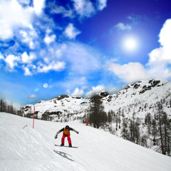 Fototapeta na wymiar Snowboard w górskim krajobrazie