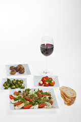 Antipasti Misti und Brot auf weißem Teller