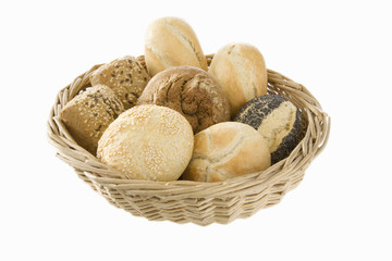 Frische verschiedene Brötchen in einem Körbchen