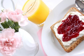 Frühstück Toast mit Marmelade und Orangensaft