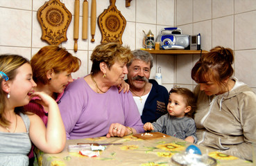 großfamilie am tisch