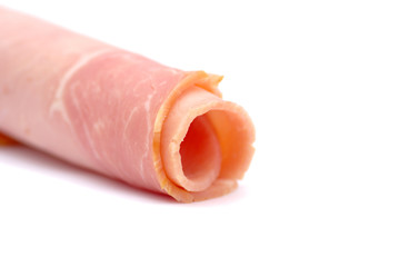tranche de jambon sur fond blanc