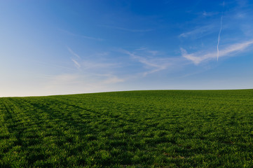 Fototapeta na wymiar zielone wzgórza, błękitne niebo