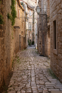 Narrow alley © Jellie