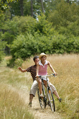 jeune couple en balade à vélo