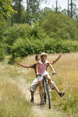 jeune couple en balade à vélo