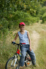 jeune garçon en promenade à vélo