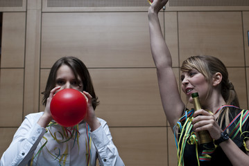 zwei kolleginnen feiern