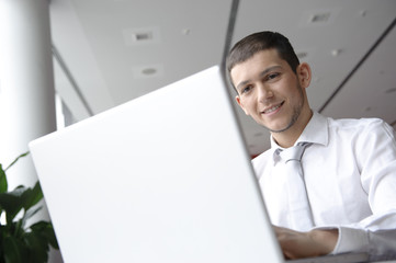 geschäftsmann arbeitet mit laptop