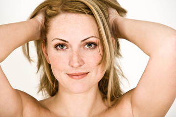 Naklejka premium junge Frau mit Hände in Haaren