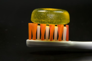 Zahnbürste mit Bonbon