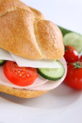 belegtes brötchen mit fleischwurst, gurke und tomate