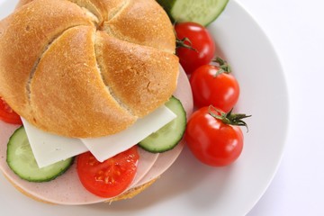 belegtes brötchen mit fleischwurst, gurke und tomate
