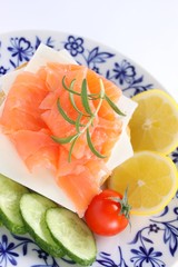 belegtes brötchen mit lachs, käse, gurke, tomate und zitrone