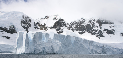 Fototapeta na wymiar Panoramic view of the Petzval Glacier on Antarctica