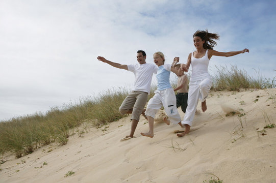 Famille Courant Dans Le Sable