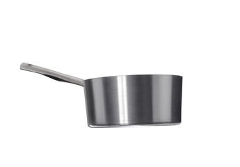 Cacerola en fondo blanco.