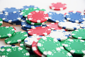 Jetons Chips rot grün weiß blau ohne Aufdruck verteilt