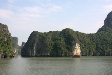 Fototapeta na wymiar Halong, récifs i îlots