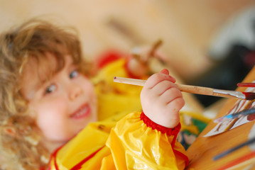 bébé qui peint