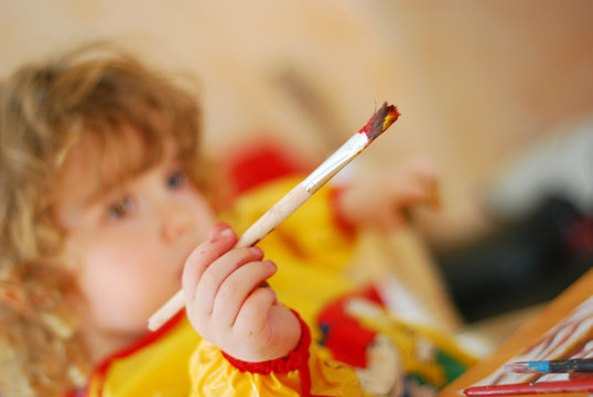 Enfant qui fait de la peinture