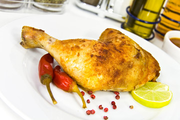 Hähnchen-Keule,gebraten mit Peperoni-Salat