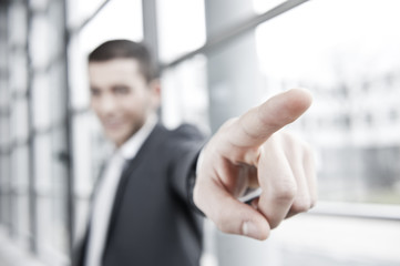 mann im anzug zeigt mit finger
